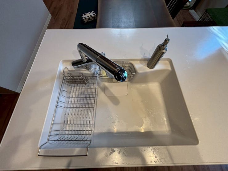 シンクは、よくあるシルバーのデザインではなく、キッチンの天板と一緒の白いデザインで統一感UP♪とてもお洒落です♪