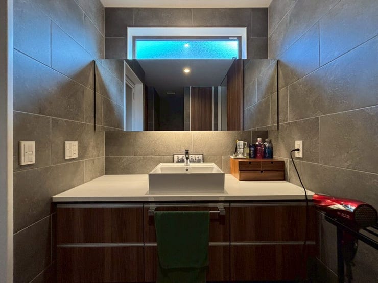 広い洗面台♪洗面ボウル左右のスペースも広く、その下にある収納も沢山入ります♪大き目のタイルデザインが重厚で素敵ですね♪