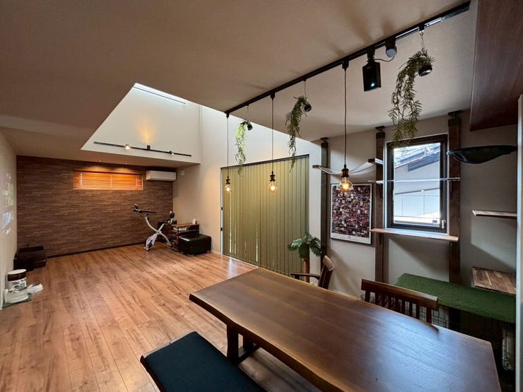 吹抜から明るく日差しが差し込む、広々23.5帖のリビング♪