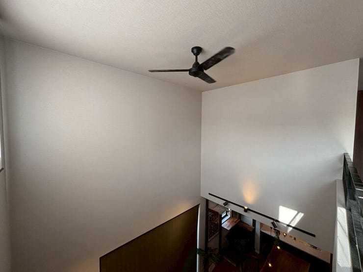 吹抜には空気を循環させるファン付きです♪お洒落ですね♪