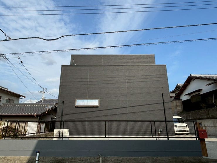 ストックヤードやバルコニーがある方の正面の道から見た感じです♪