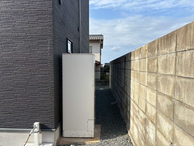 給湯器です♪外には立水栓があります♪