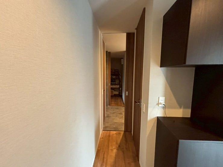 玄関から水回りに繋がる廊下♪手前にトイレ、奥に洗面所、更にその奥の左右に浴室とキッチンに繋がるパントリーがあります♪