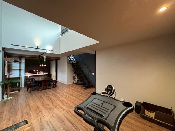 リビングを別角度から♪吹抜が大きく開いており、とても明るいですね♪奥が2階へ繋がるリビング階段になっています♪