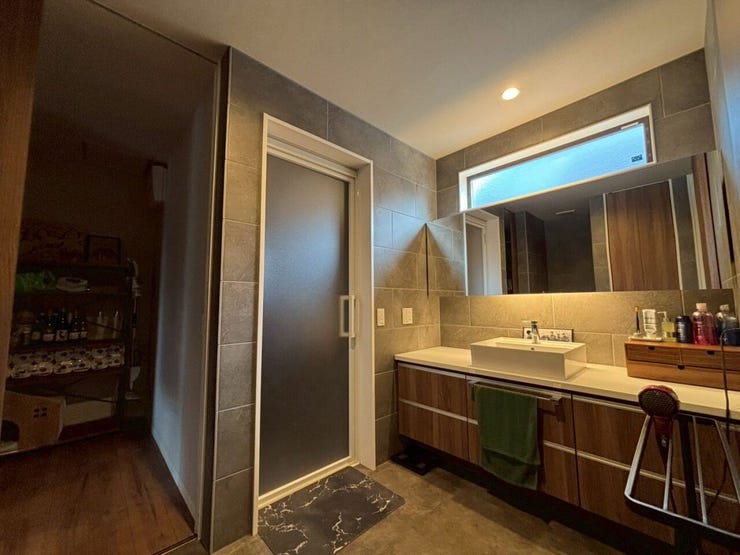 とってもオシャレな洗面所♪横にワイドな鏡は身だしなみを整える際に役立ちます♪写真中央部分から浴室に繋がっています♪写真左側はパントリーです♪