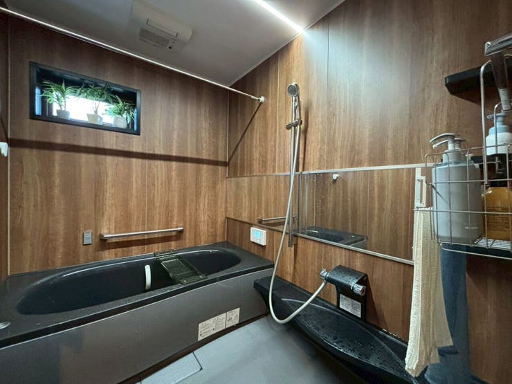 木目調のデザインが落ち着いた空間を演出する浴室♪とても気持ちよく入浴出来そうですね♪