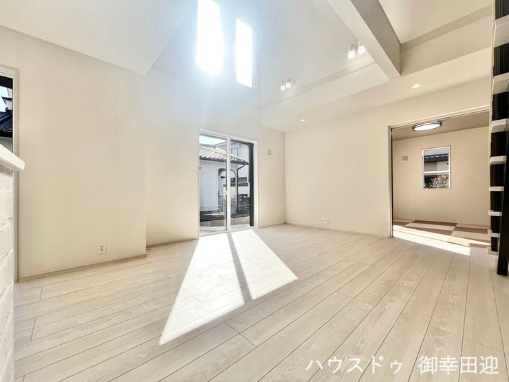 ■安らぎと笑顔の中心地■陽光が優しく降り注ぎ、会話が自然と弾む。ここでは、毎日が特別な時間へと変わります。