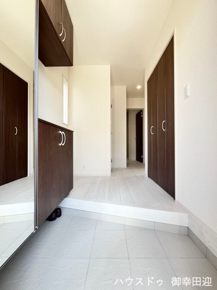 ■「しまう」が叶える美しい玄関■大容量のシューズボックスがあることでいつも整理された、気持ちの良い「家の顔」を保てます。