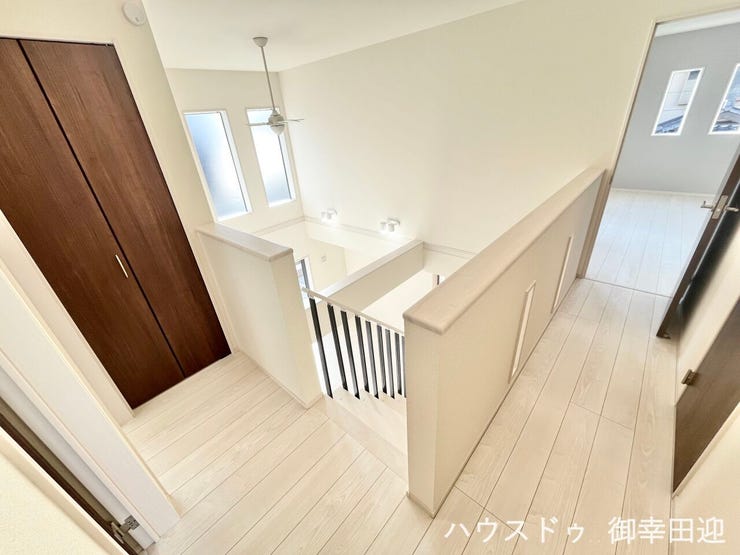 ■暮らしを繋ぐ、明るい動線■採光窓から光が差し込み、足元を優しく照らす。安全で快適な、家族の生活を支える縦の繋がりです。