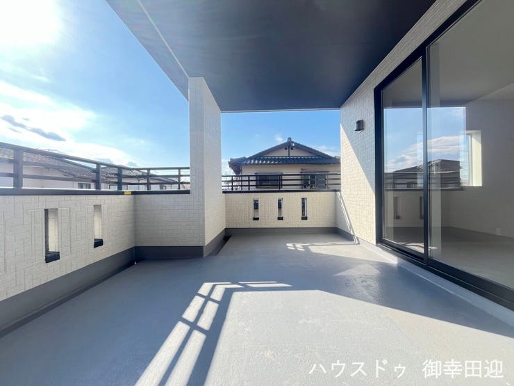 ■空の下の開放的な特等席■日光浴や読書、外の空気を感じながらリフレッシュ。暮らしを豊かにする、もう一つの心地よい空間です。