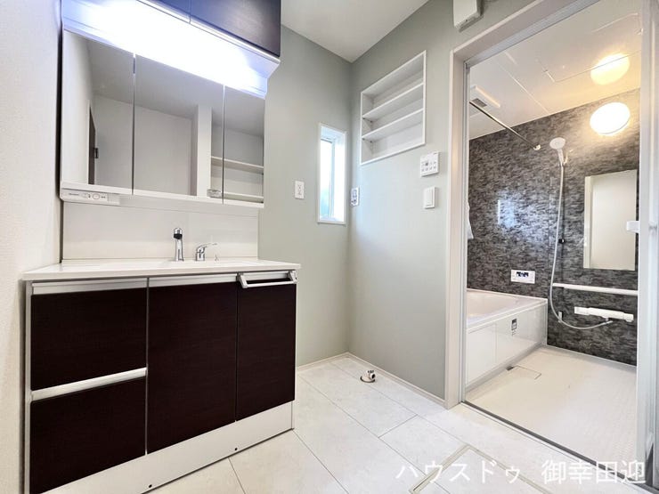 ■清々しいリフレッシュ空間■自分を磨き、気持ちを切り替える。心地よい光が差し込むプライベートスペース。