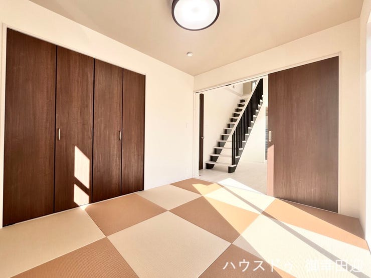 ■1階5.25帖和室■ゲストをもてなし、昼寝や家事にも使える、畳のぬくもりが心地よい多目的万能スペース。