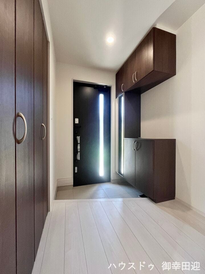 ■「ただいま」の安堵をくれる場所■訪れる人を迎え入れ、帰るたびにホッと一息つける、明るく機能的なエントランス。