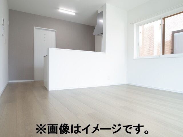 12帖のLDKは壁面がすっきりとして開放感があり、家具のレイアウトもしやすい空間です。お好みの収納家具を選べるため、インテリアに合わせて自由にコーディネートできる点も魅力です。