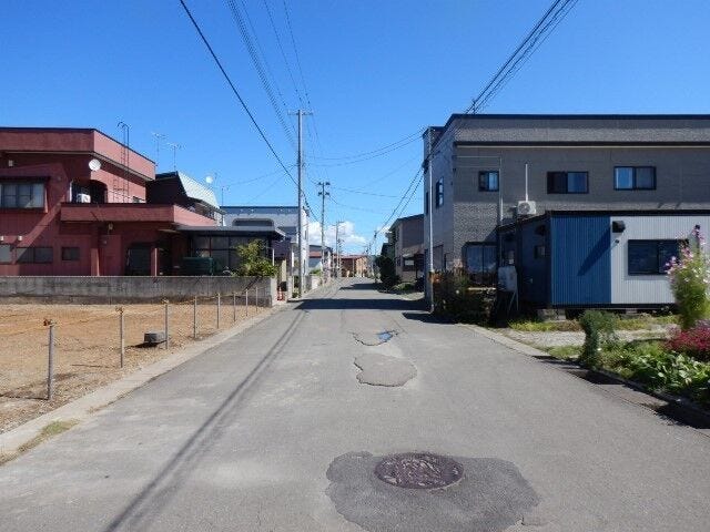 区画整理されたエリアで直線道路が多く、見通しの良い街並みが広がっています。通学時の安心感があり、徒歩での移動もしやすい住環境です。