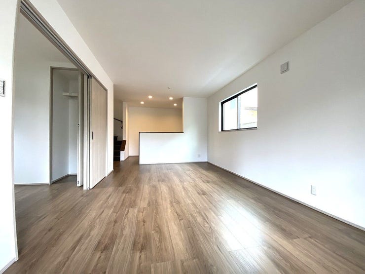 広くて明るいLDKは家族団らんで過ごす安らぎの場所。何気ない1日の当たり前のひとコマがいつか一生の宝物になります♪