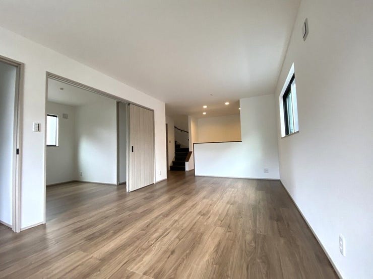 降り注ぐ陽光をいっぱいに浴びて、ライトと共にLDK全体を明るく・開放感のある空間。多くの時間を過ごすLDKだからこそあたたかな空間で安らげます♪