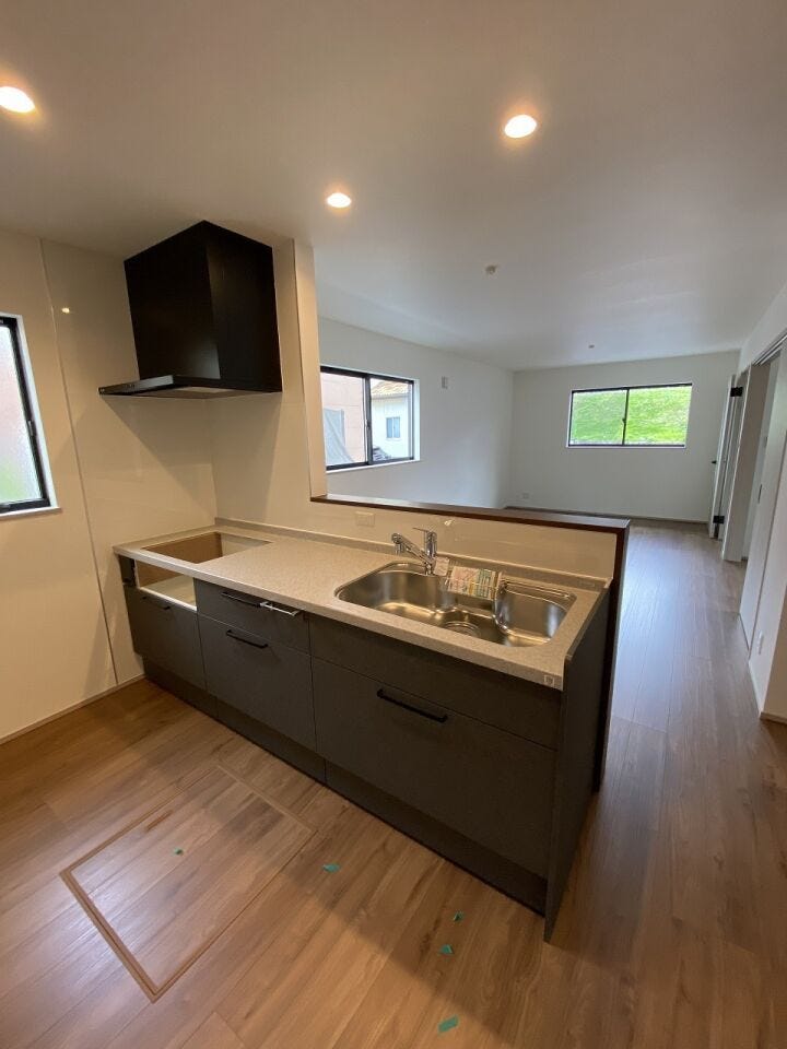 ご家族を見守る事の出来る生活導線上に配置されたキッチン。皆が集まるLDKを見ながら振るう料理は、愛情と温もりが詰まった素敵なモノになるでしょう♪