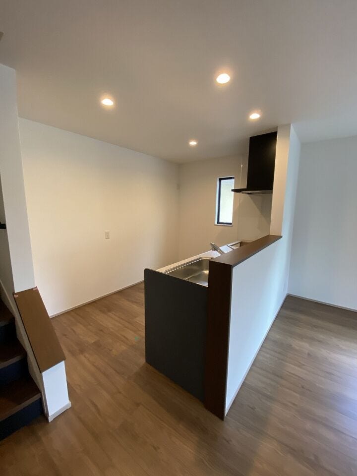 人気の対面式キッチンです!お子様から目を離さずにお料理ができることが最大の利点。お料理中も家族とのコミュニケーションは大切にしたいものですよね♪毎日の家事の時間をより楽しく過ごしていただきたいです♪