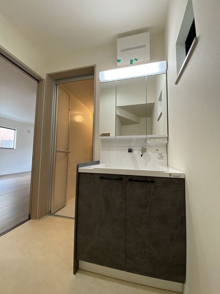 三面鏡の裏には十分な収納。LEDライトに照らされながら毎日のメイク・セット・スキンケア、使う度にモチベーションを上げてくれる素敵な空間です♪