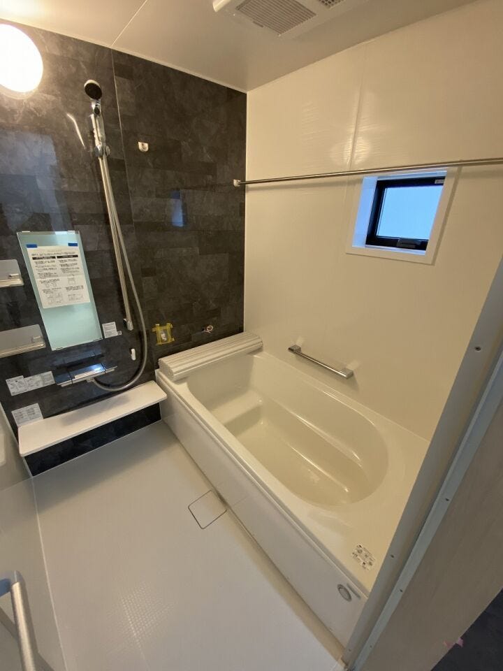 1日の疲れを癒すユニットバス。清潔感が溢れるシンプルですっきりとしたデザイン。半身浴も楽しめるバスタブが心地よさをもたらします♪