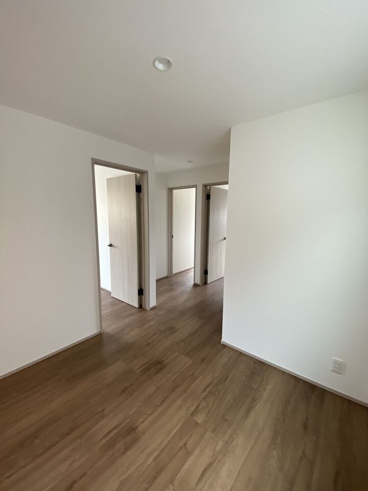 家族のプライベート、ドライヤーのブワーの音も遮ってくれるのはこの廊下の恩恵です♪