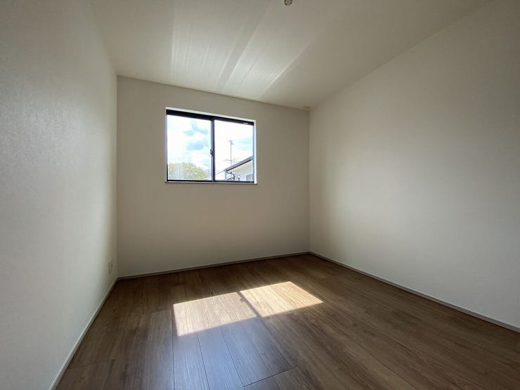 家族一人ひとりの大切なプライベート空間。趣味・感性で個性的に飾って頂けるようシンプルに仕上げてあります。収納をしっかり確保しているので、空間にさらなるゆとりが生まれます♪