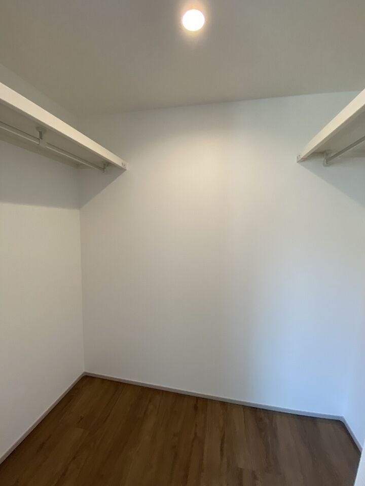 ウォークインクローゼットは衣類を一目で把握しやすく、必要なものをすぐに取り出せます♪これにより、同じような服を重複して購入することを防ぎ、整理整頓が容易になります♪