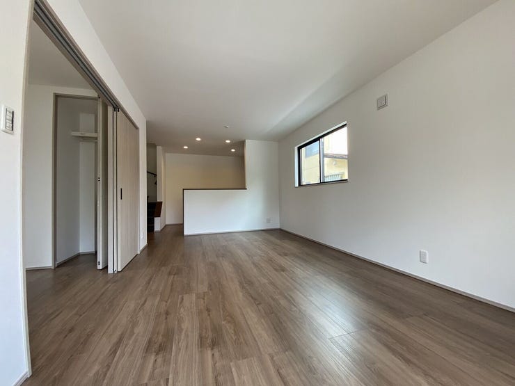 朝日を感じながらコーヒーを飲み、夜は今日の出来事を話しながら楽しくご飯。幸せな生活をイメージさせてくれるリビングです♪