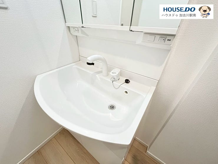 洗面からお化粧まで!忙しい朝の準備にぴったりなシャワー付洗面化粧台付き