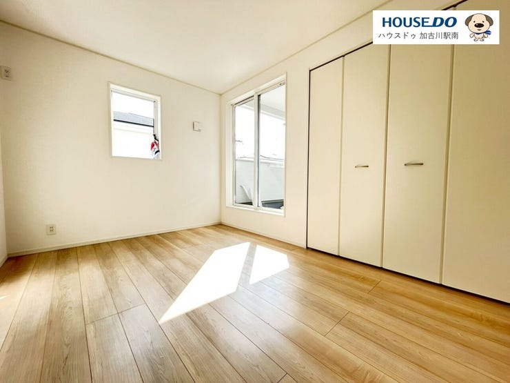 2面採光の明るい洋室