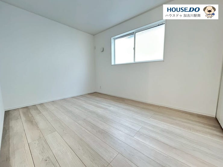 洋室は高い天井のゆったりとした空間