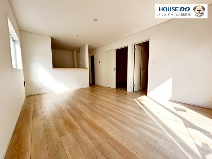 広々とした空間で、ソファやダイニングセットもゆったり配置可能です。テレビ・収納・観葉植物など、インテリアの自由度も高い設計となっています♪