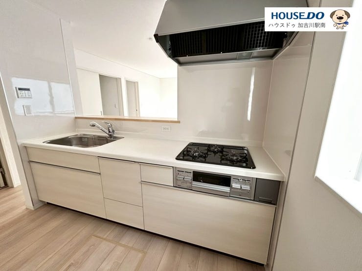 料理好きも納得の収納たっぷり、3口コンロで同時調理もラクラク!
三口ガスコンロ+グリル付きで、同時調理もスムーズです♪