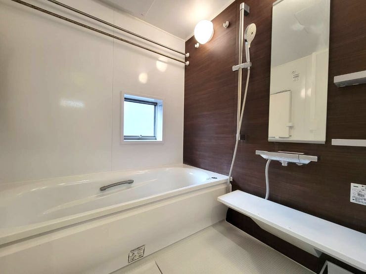 ◇窓付の浴室には便利な浴室暖房換気乾燥機付き