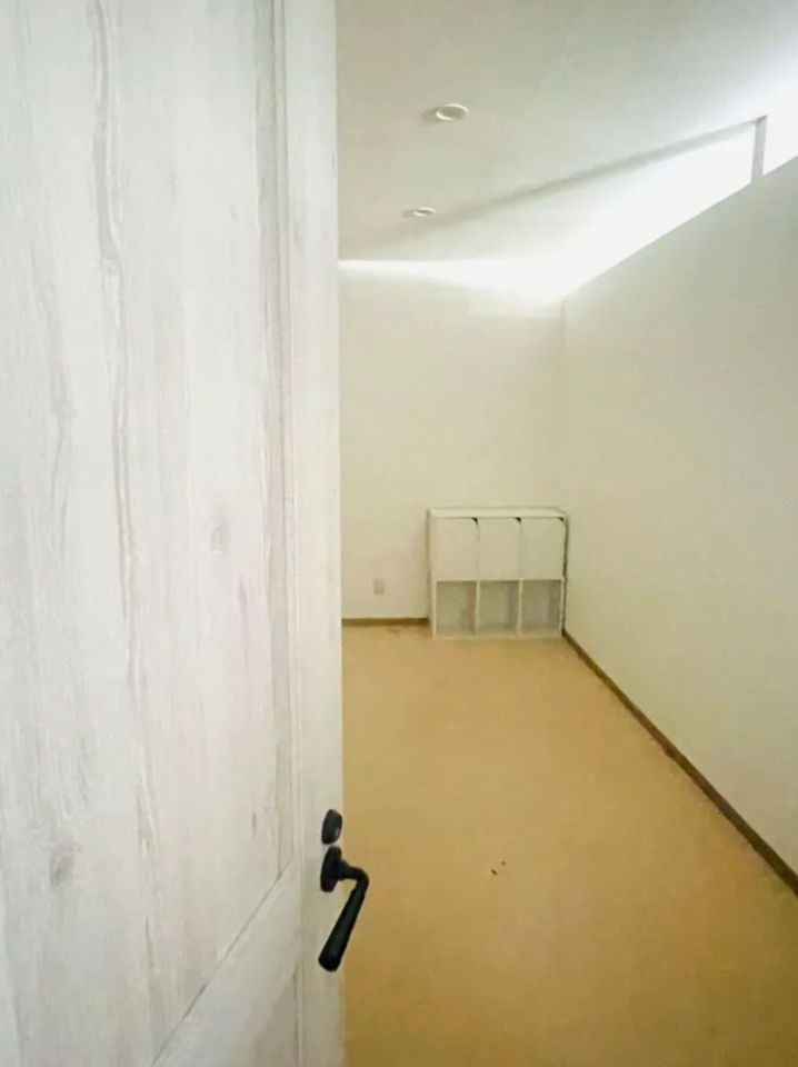 白木のドアかに合わせて、お店の調度品を選ぶのもいいですね♪