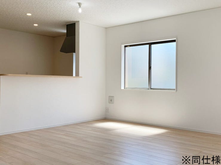 ※同仕様
◎現地案内予約受付中!◎
リビングは収納付きのため、散らかりがちなリビングもすっきり整理整頓できます◎