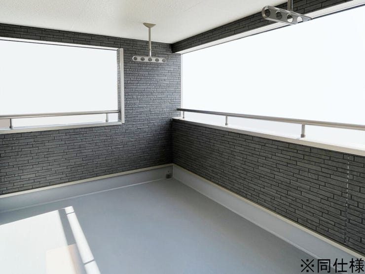 ※同仕様
◎現地案内予約受付中!◎
屋根付きのバルコニーは、急に雨が降っても洗濯物が濡れずに安心です◎