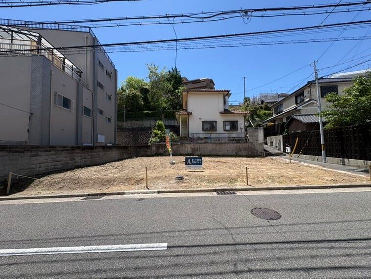 【外観】
JR垂水駅徒歩約8分!!
全面道路と高低差なし!!