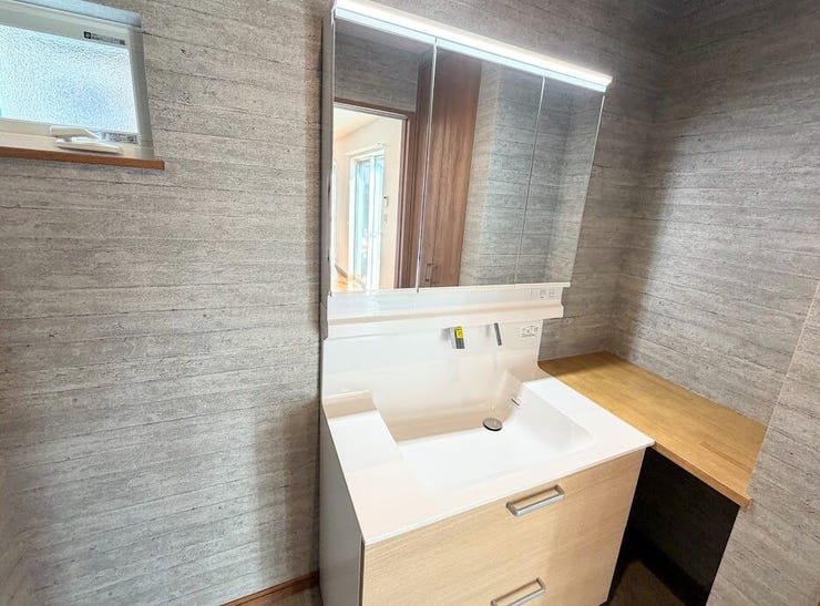 三面鏡にもなるミラーの裏は収納になっています。