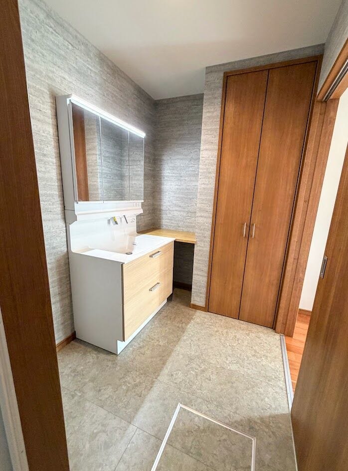 シックなトーンで統一された洗面室。