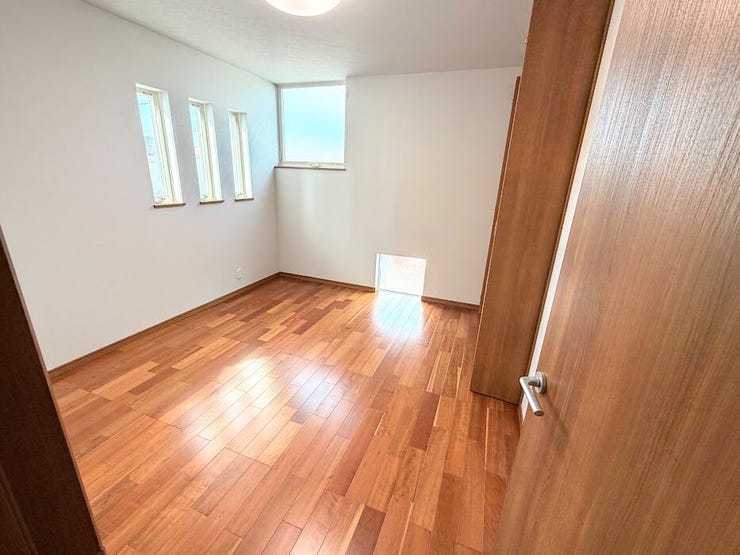 7畳の洋室。南向きなので光が差し込みます。