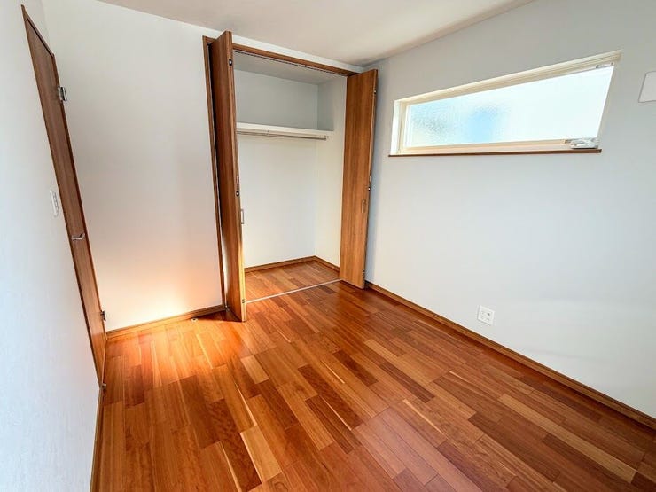 家具の邪魔にならないよう高窓になっています。」