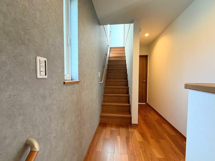 ホールの様子。この階段を上がるとルーフバルコニーへ行けます。