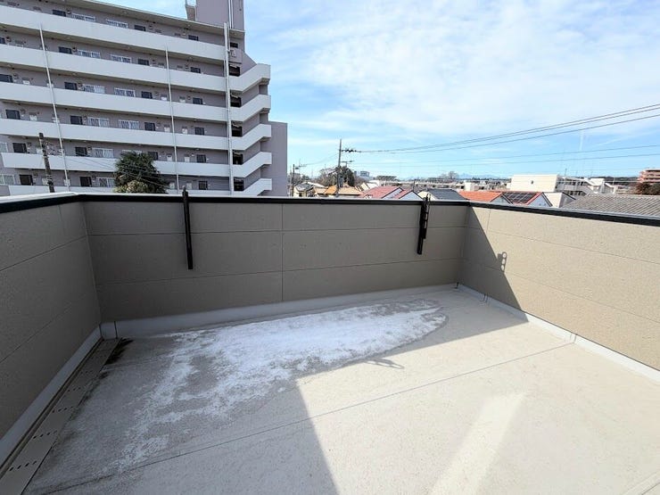 ルーフバルコニー。お洗濯物がスグに乾きそうです。アウトドア感覚で家族でワイワイ楽しむのにも良いですね。