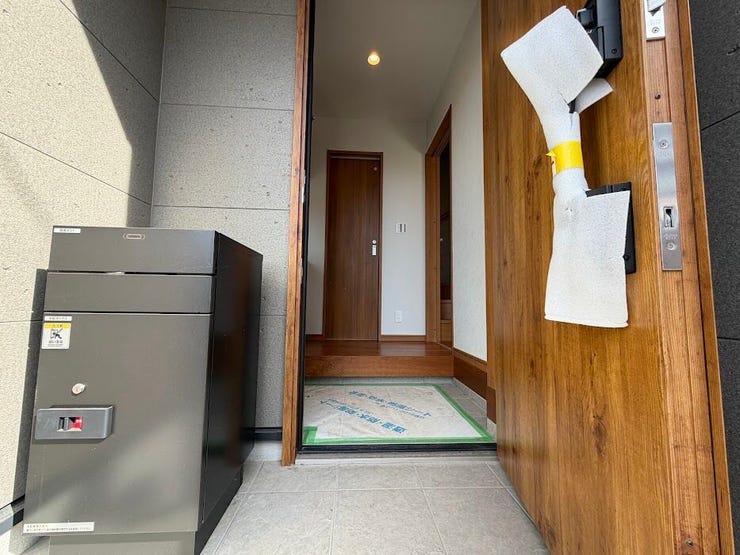 玄関まわり。暖かな雰囲気の色の建具類を採用。家族を優しくを迎えてくれます。