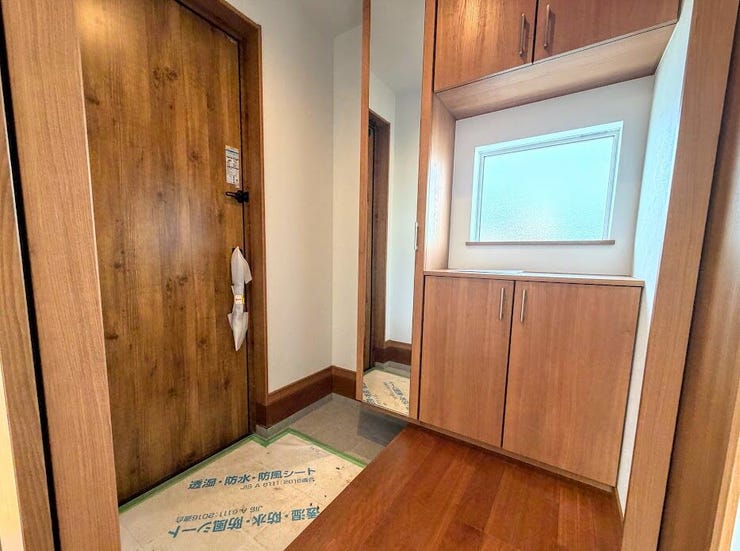 重厚感のある玄関扉。窓もついているので明るい玄関を演出。