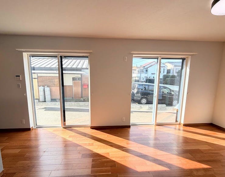 光がたっぷり差し込むリビング。