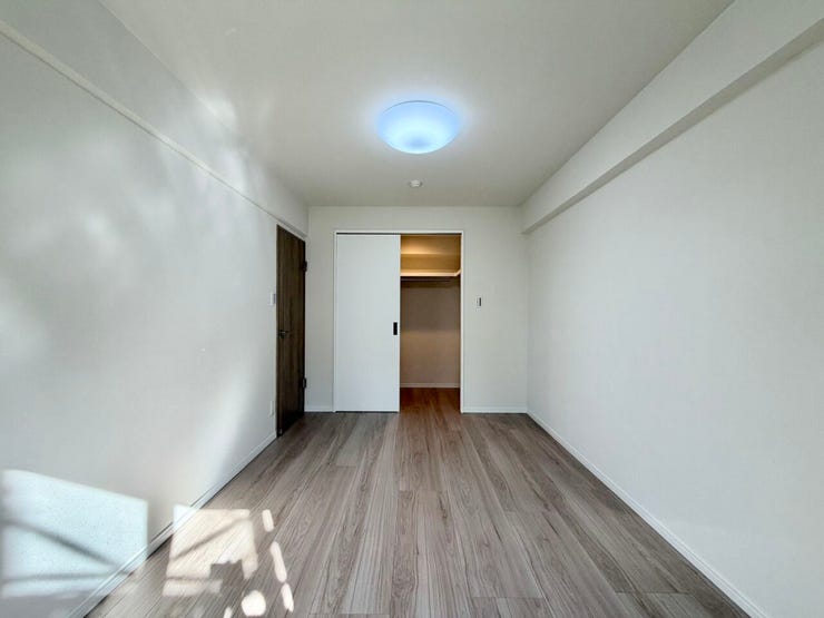 〈6.4帖〉たっぷりの収納スペースで快適に暮らせそう