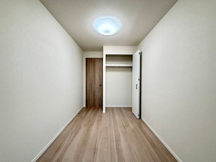 〈4.6帖〉ハンガーパイプ付きの収納は、「たたまない収納」を実践し、効率よく衣類を収納することができます♪